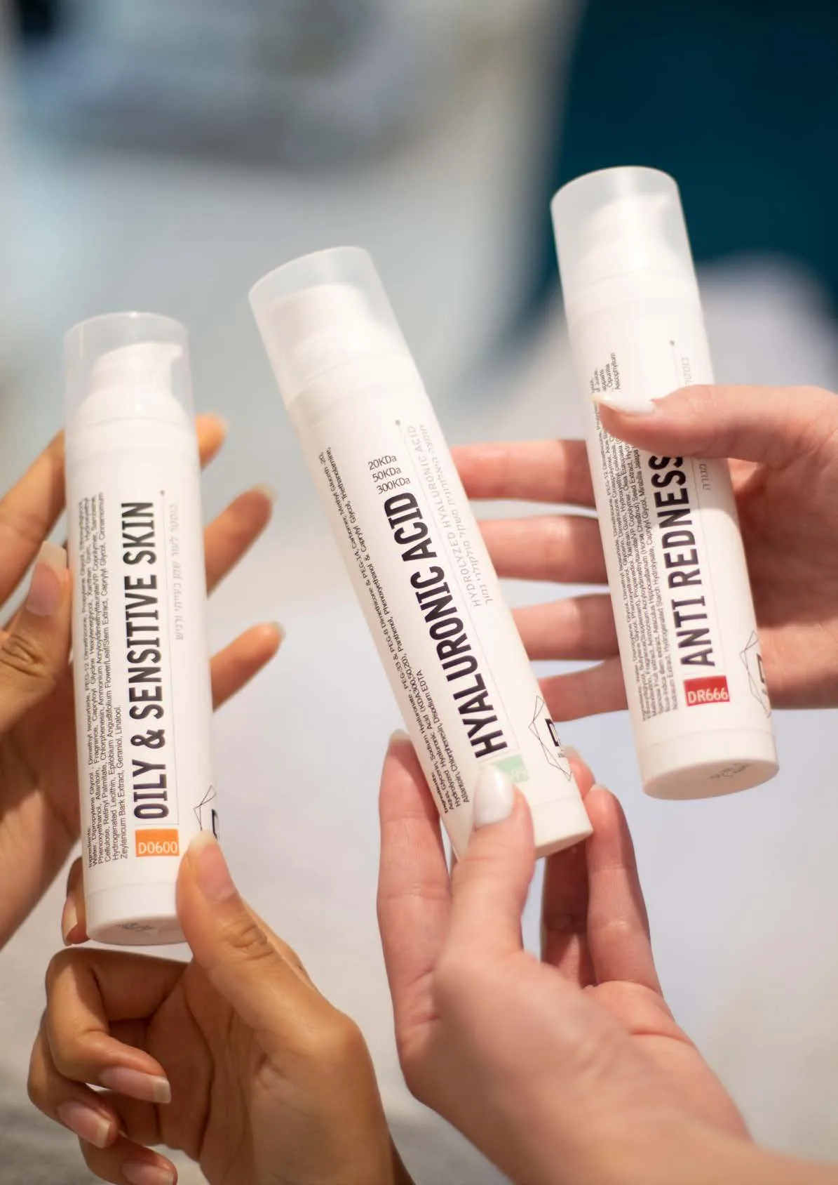 Hände halten die Booster Oily & Sensitive Skin, Hyaluronic Acid und Anti Redness